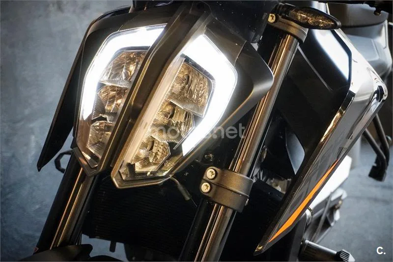 KTM 890 – Vista 16