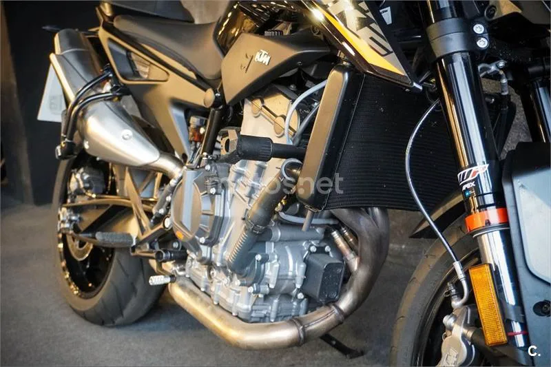 KTM 890 – Vista 3
