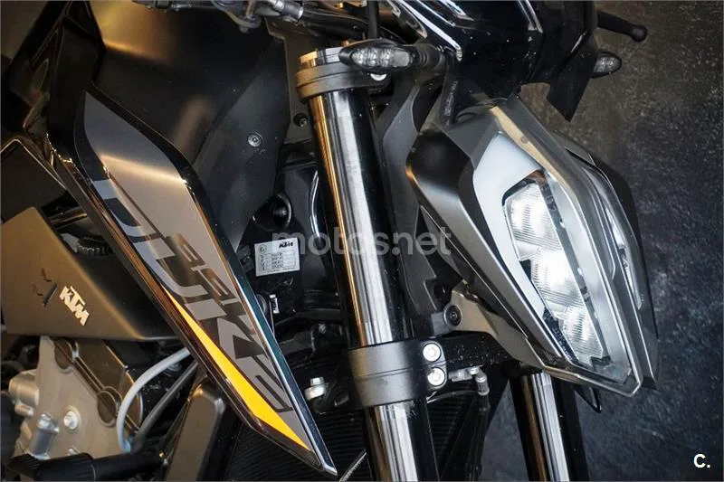 KTM 890 – Vista 4
