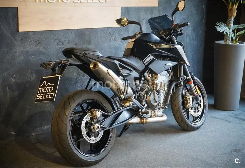 KTM 890 – Vista 7