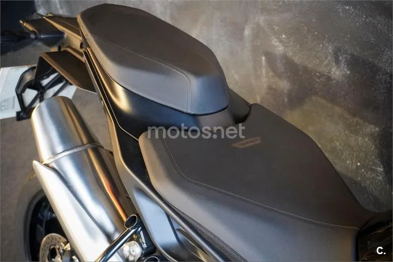 KTM 890 – Vista 9