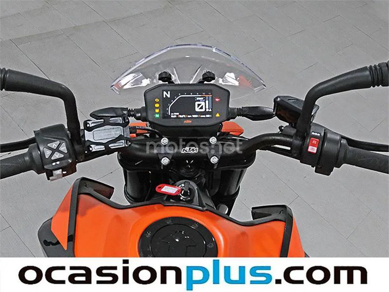 KTM 890 – Vista 15