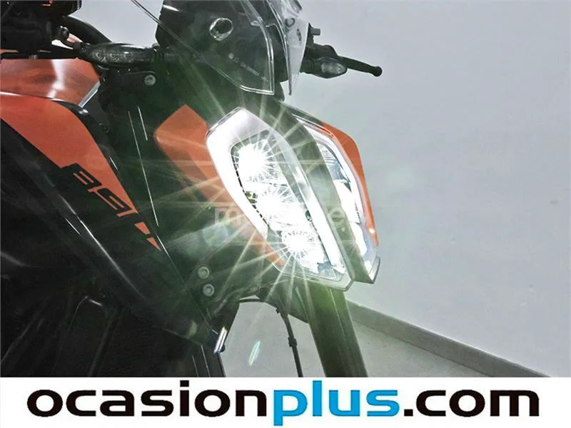 KTM 890 – Vista 16