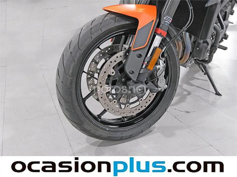 KTM 890 – Vista 21