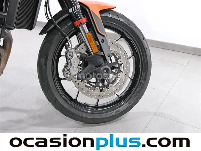 KTM 890 – Vista 22