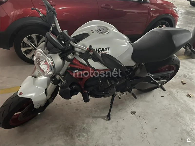 Ducati Monster 821 – Vista 2