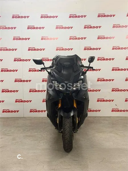 Yamaha TMAX – Vista 4