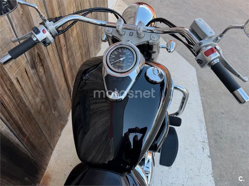 Suzuki Intruder C800 – Vista 17