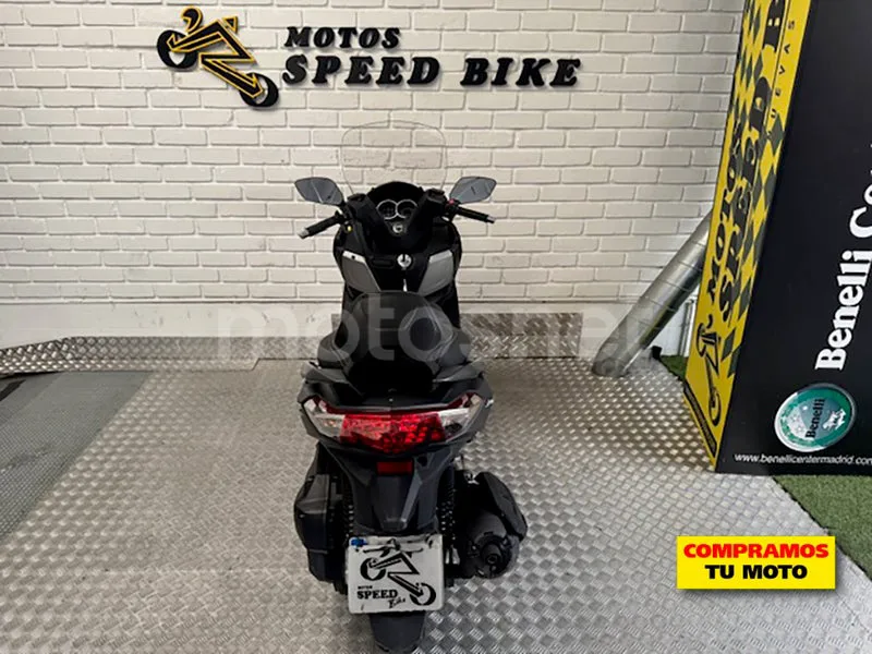SYM Joymax 300 – Vista 17