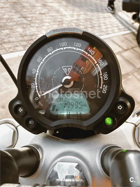 Triumph Bonneville Speedmaster – Vista 8