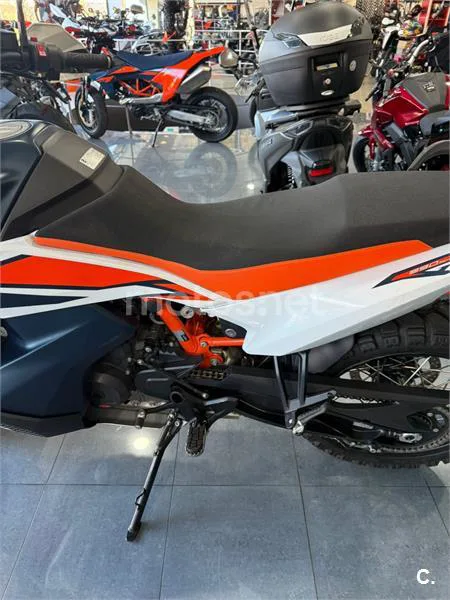 KTM 890 – Vista 3