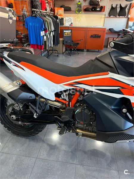 KTM 890 – Vista 9