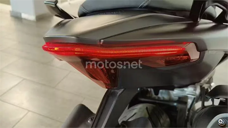 Yamaha TMAX – Vista 14