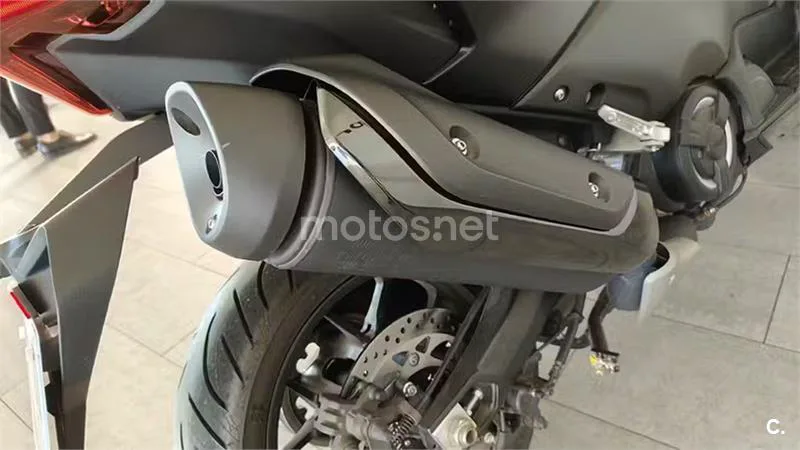 Yamaha TMAX – Vista 15