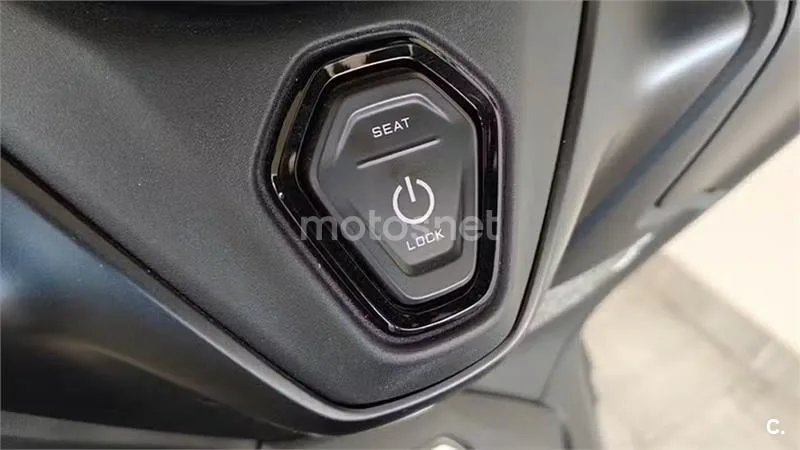 Yamaha TMAX – Vista 4