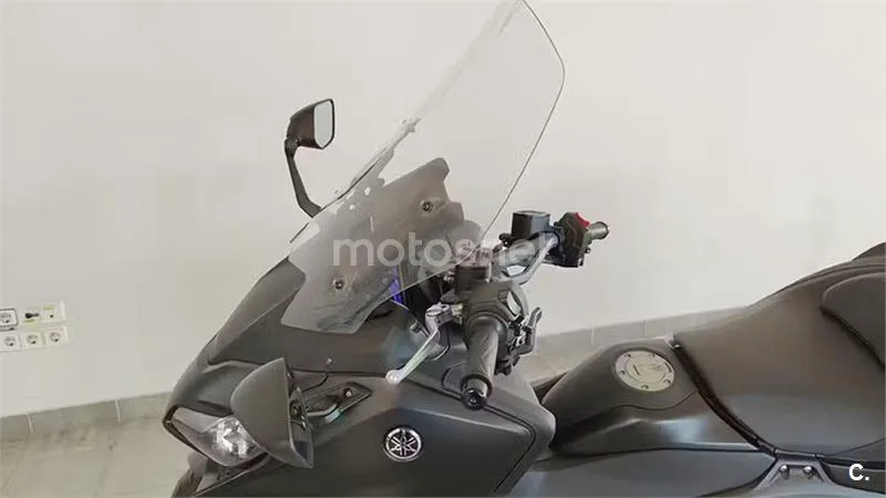 Yamaha TMAX – Vista 8