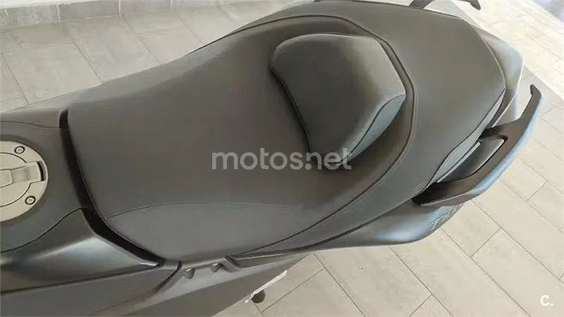 Yamaha TMAX – Vista 9