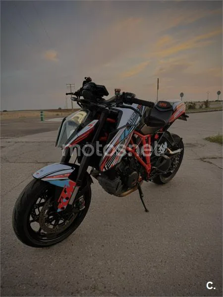 KTM 1290 Super Duke R – Vista 3