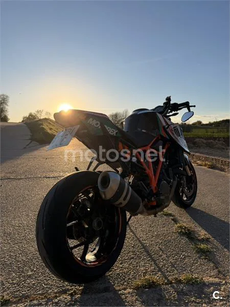 KTM 1290 Super Duke R – Vista 8