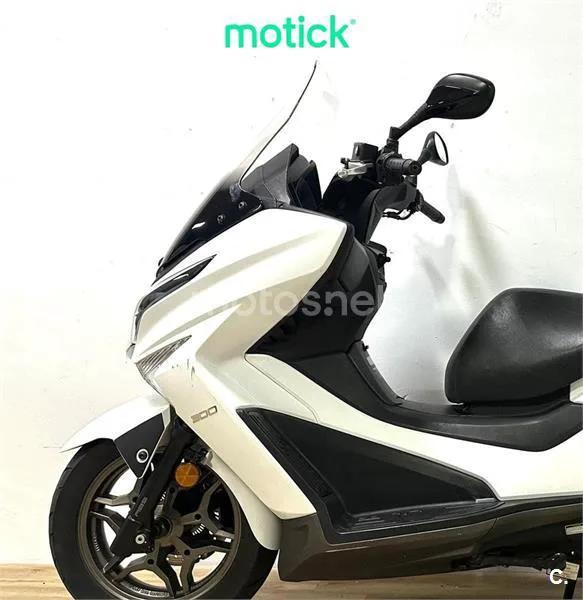 Kymco Grand Dink 300 – Vista 6