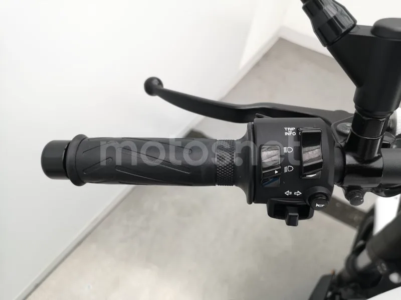 Yamaha XSR 700 – Vista 9