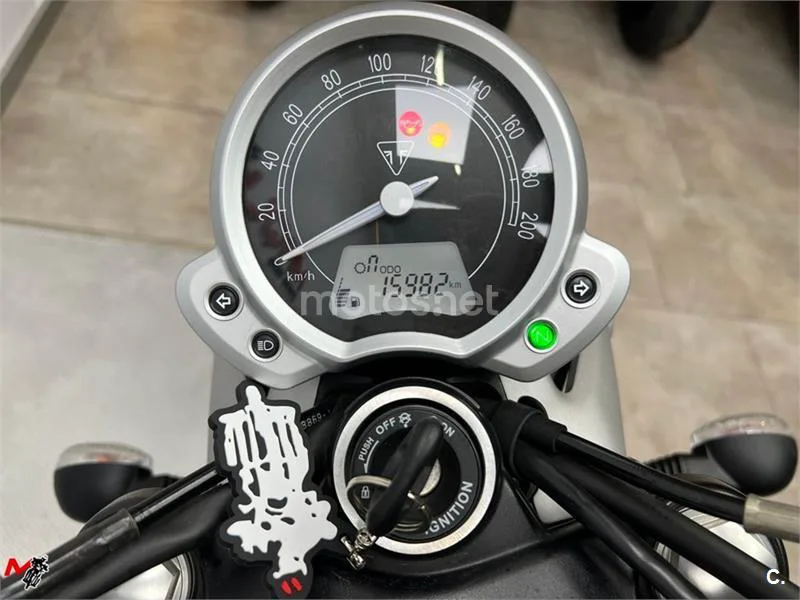 Triumph Street Twin – Vista 8