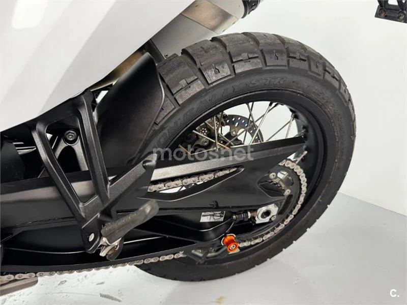 KTM 890 – Vista 21