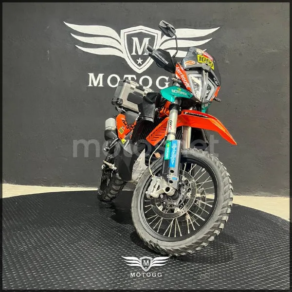 KTM 890 – Vista 4