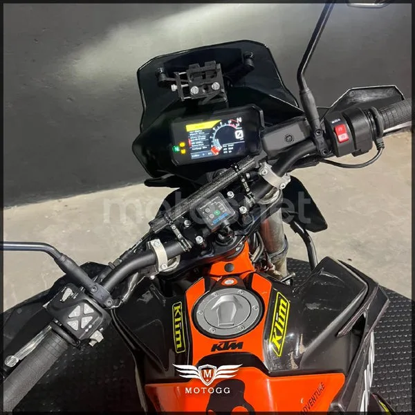 KTM 890 – Vista 8