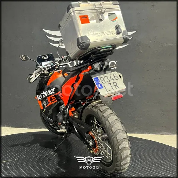 KTM 890 – Vista 10