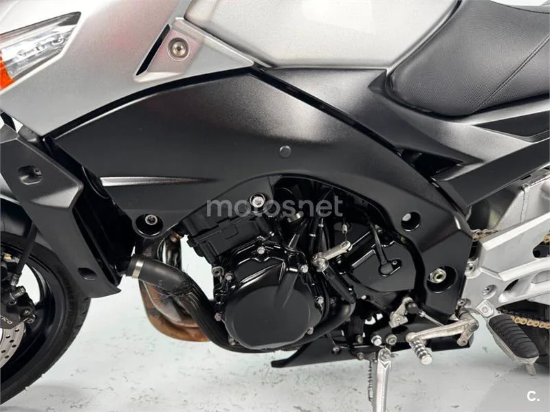 Suzuki GSR 600 – Vista 15