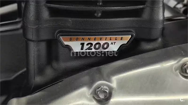 Triumph Bonneville Bobber – Vista 14