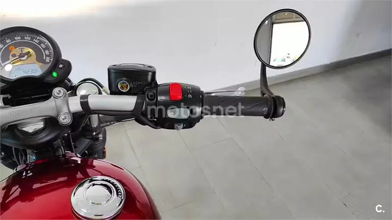 Triumph Bonneville Bobber – Vista 16