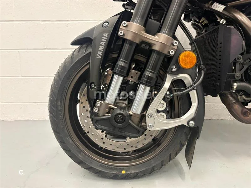 Yamaha Niken – Vista 11