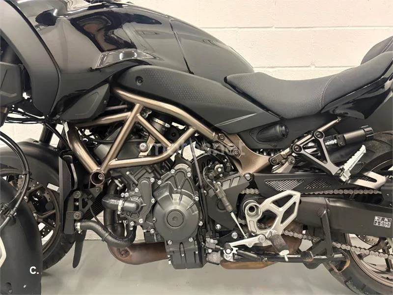 Yamaha Niken – Vista 14