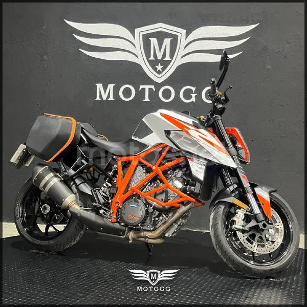 KTM 1290 Super Duke R – Vista 3