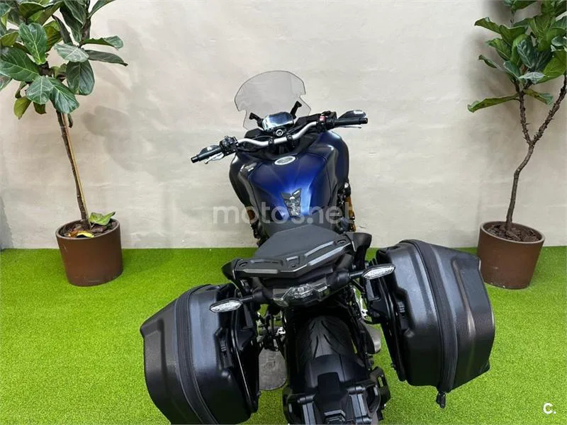 Yamaha Niken – Vista 9