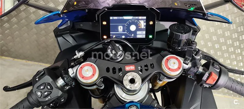 Aprilia RSV4 – Vista 21