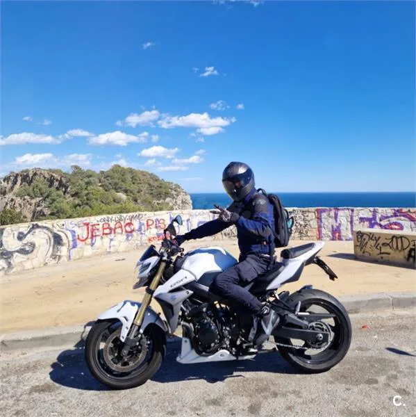 Suzuki GSR 750 – Vista 3