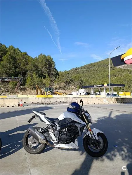 Suzuki GSR 750 – Vista 4