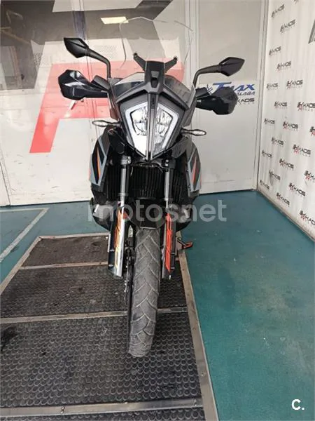 KTM 890 – Vista 7