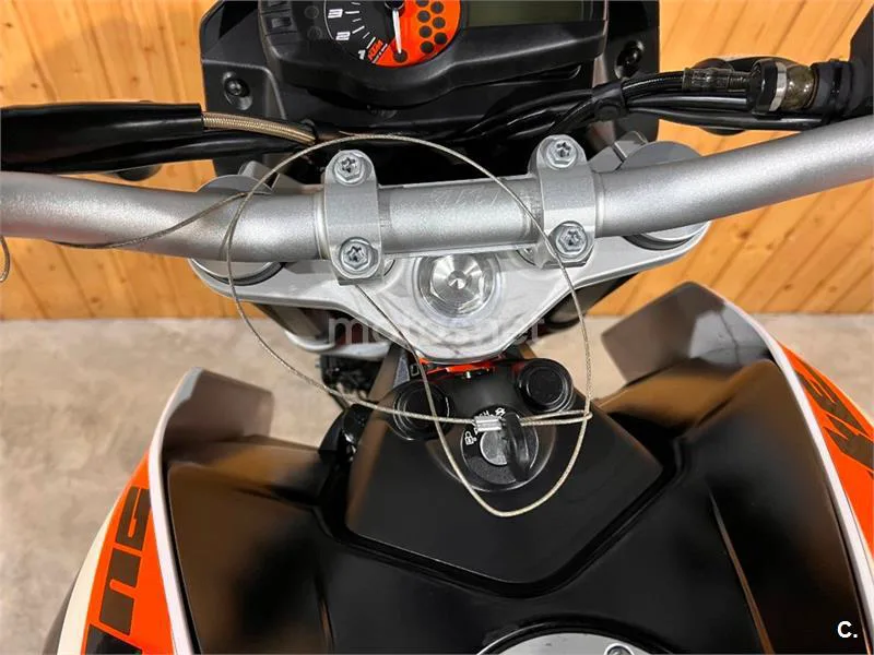 KTM 690 Duke – Vista 19