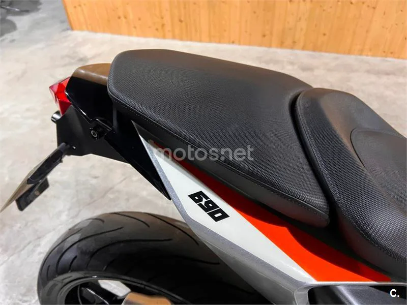 KTM 690 Duke – Vista 36