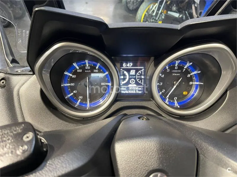 Yamaha TMAX – Vista 8