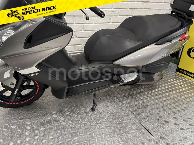 Kymco Super Dink 300 – Vista 15