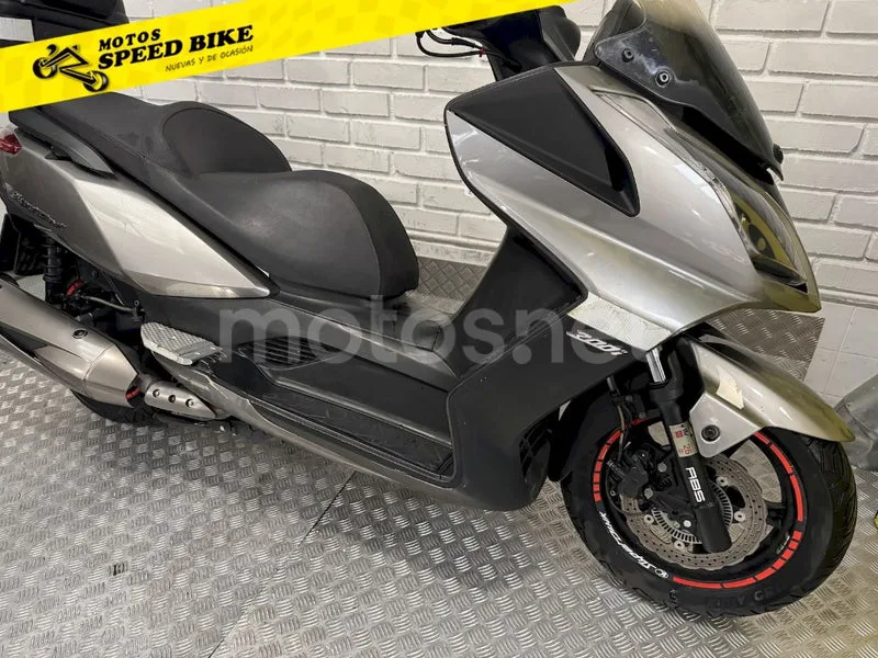 Kymco Super Dink 300 – Vista 3