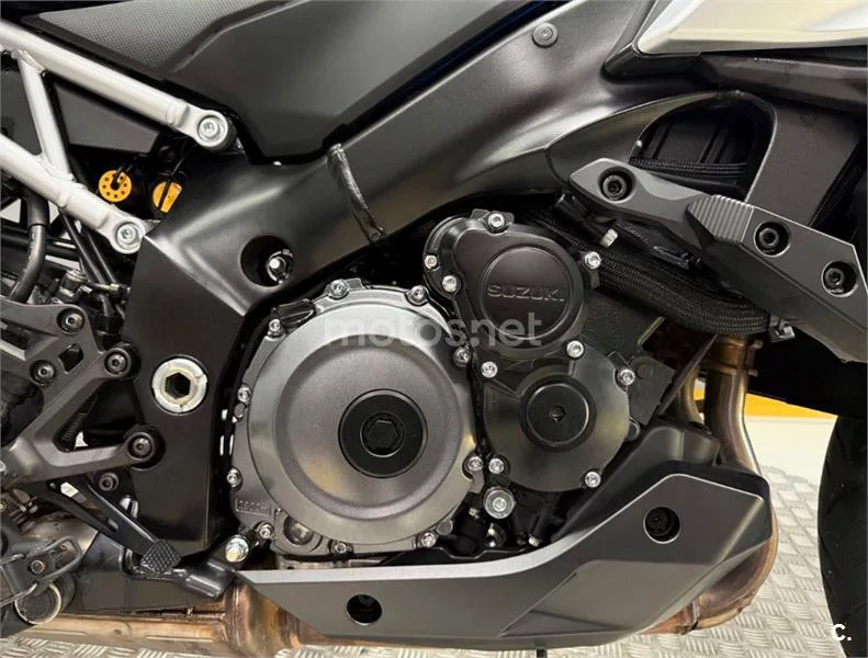 Suzuki GSX-S – Vista 6