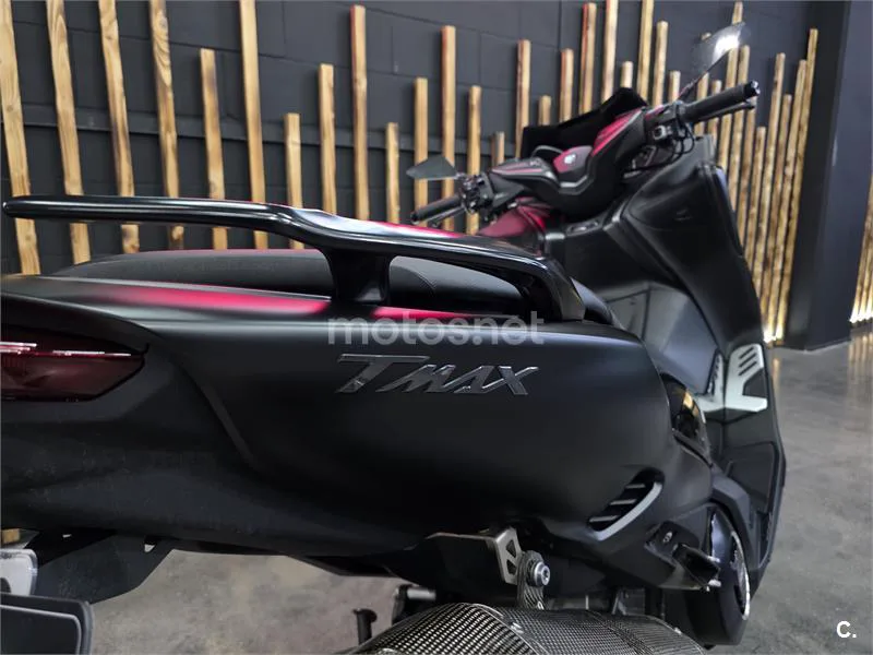 Yamaha TMAX 560 – Vista 16