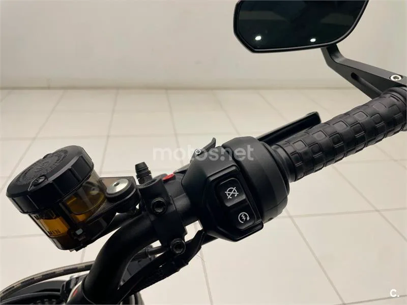 Indian FTR 1200 – Vista 17