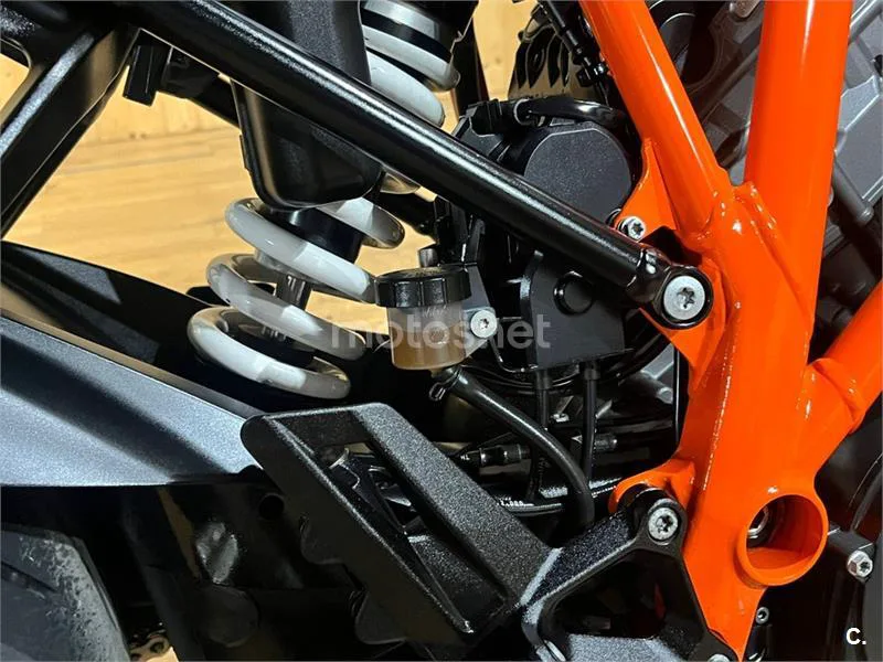 KTM 1290 Super Duke GT – Vista 19